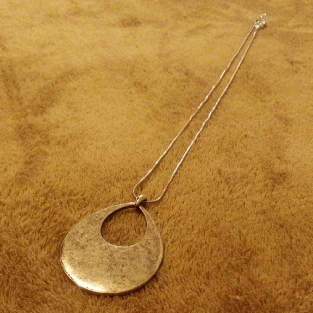 Elegant Silver and Brown Pendant Necklace